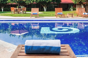 Una piscina al aire libre