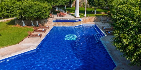 Outdoor pool. Hotel Loma Real