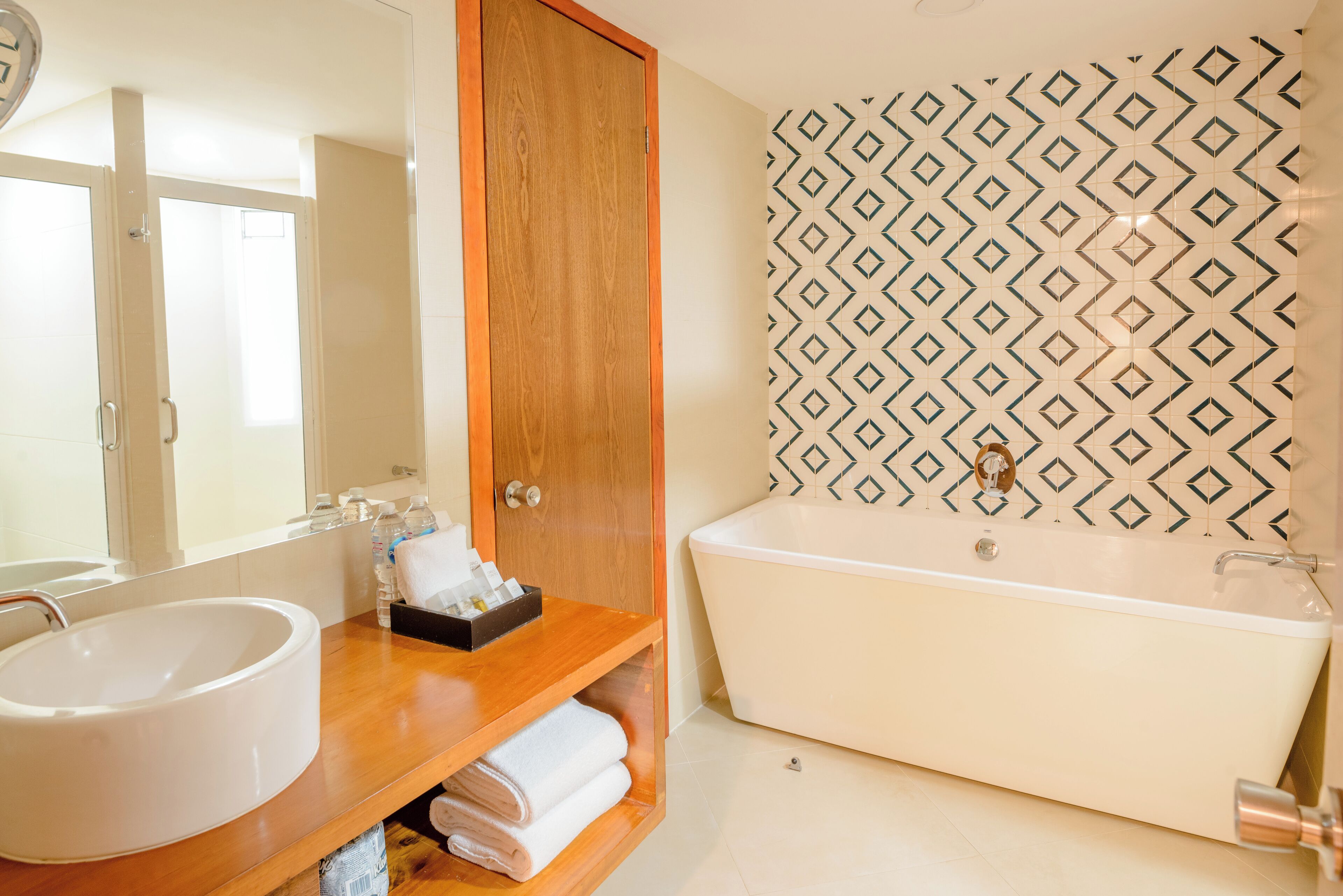 junior room | bathroom | shower, free toiletries, hair dryer, towels