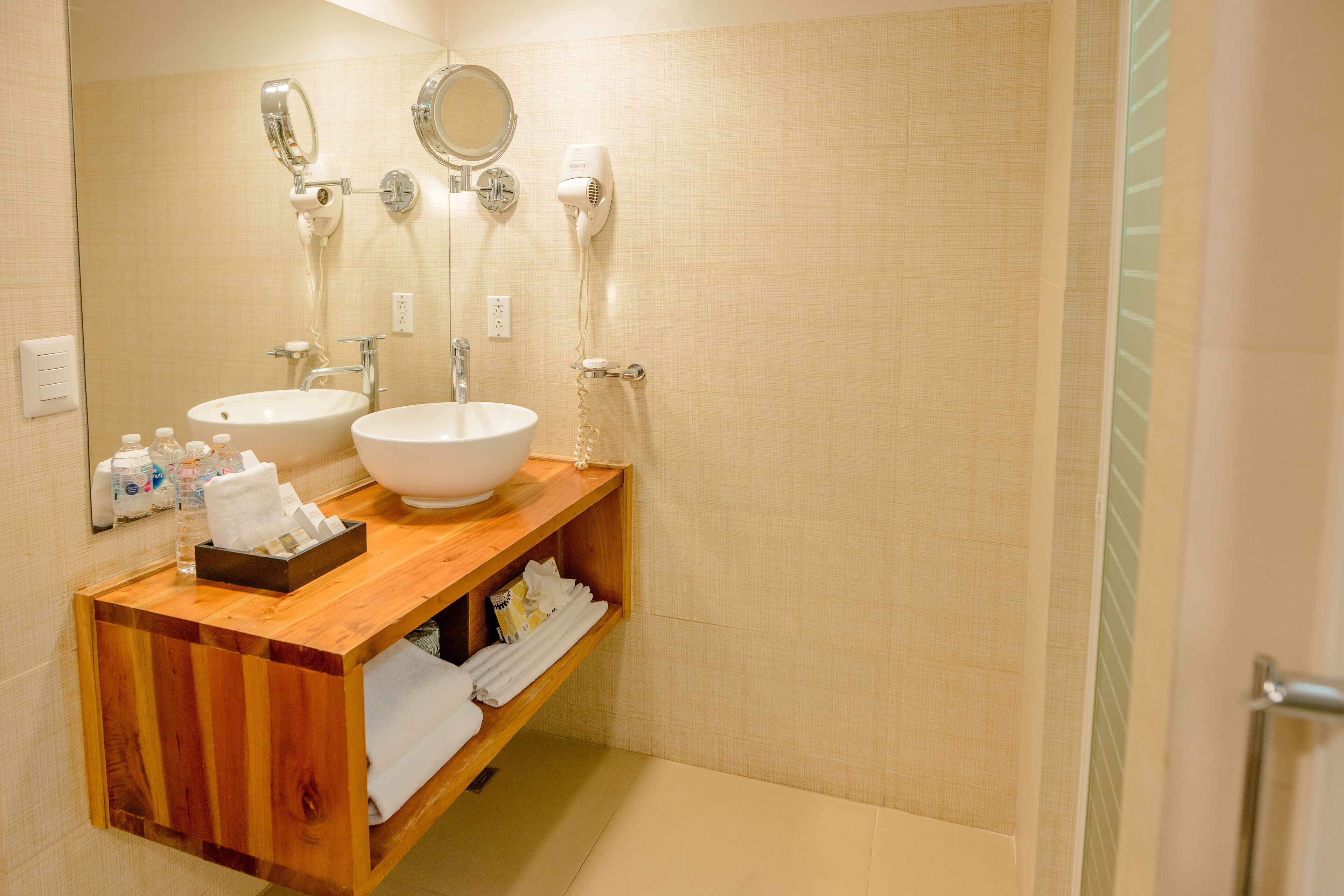 deluxe double room | bathroom | shower, free toiletries, hair dryer, towels