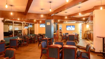 Bar di atap dengan suguhan pemandangan taman, buka setiap hari