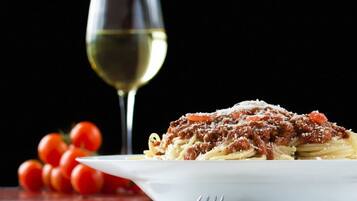 Breakfast, lunch, dinner served; American cuisine