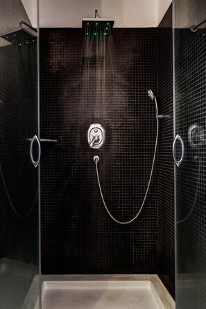 Double Room | Bathroom shower - Little Rhome Suites (Rome)