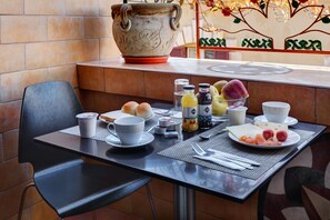 بوفيه فطور مجانًا يوميًا