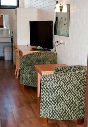 Blackout drapes, iron/ironing board, free WiFi, bed sheets - Angaston Vineyards Motel (Angaston)