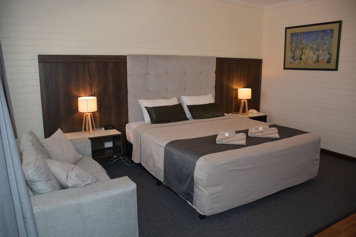 Kamar Deluks, 1 Tempat Tidur King | Tirai kedap cahaya, setrika/meja setrika, Wi-Fi gratis, dan seprai linen