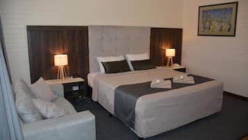 1 habitación, cortinas blackout y tabla de planchar con plancha