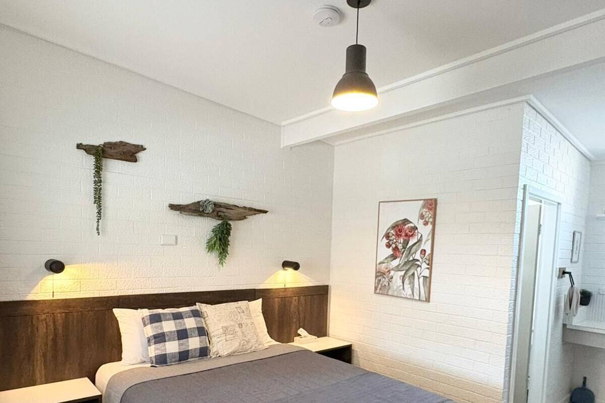 Kamar Deluks, 1 Tempat Tidur Queen | Tirai kedap cahaya, setrika/meja setrika, Wi-Fi gratis, dan seprai linen