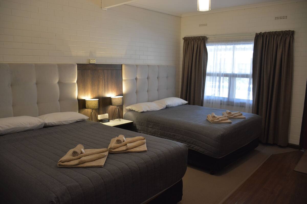 Kamar Quadruple | Tirai kedap cahaya, setrika/meja setrika, Wi-Fi gratis, dan seprai linen