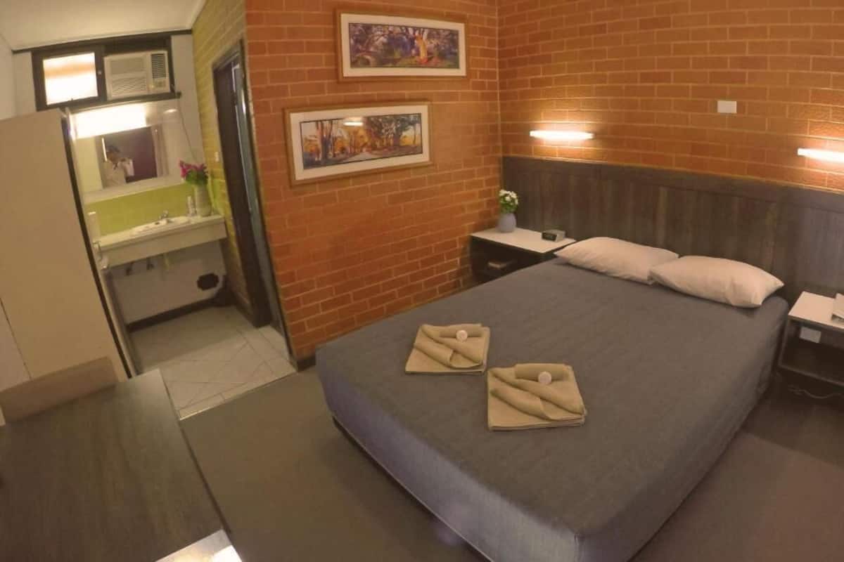 Kamar Standar | Tirai kedap cahaya, setrika/meja setrika, Wi-Fi gratis, dan seprai linen