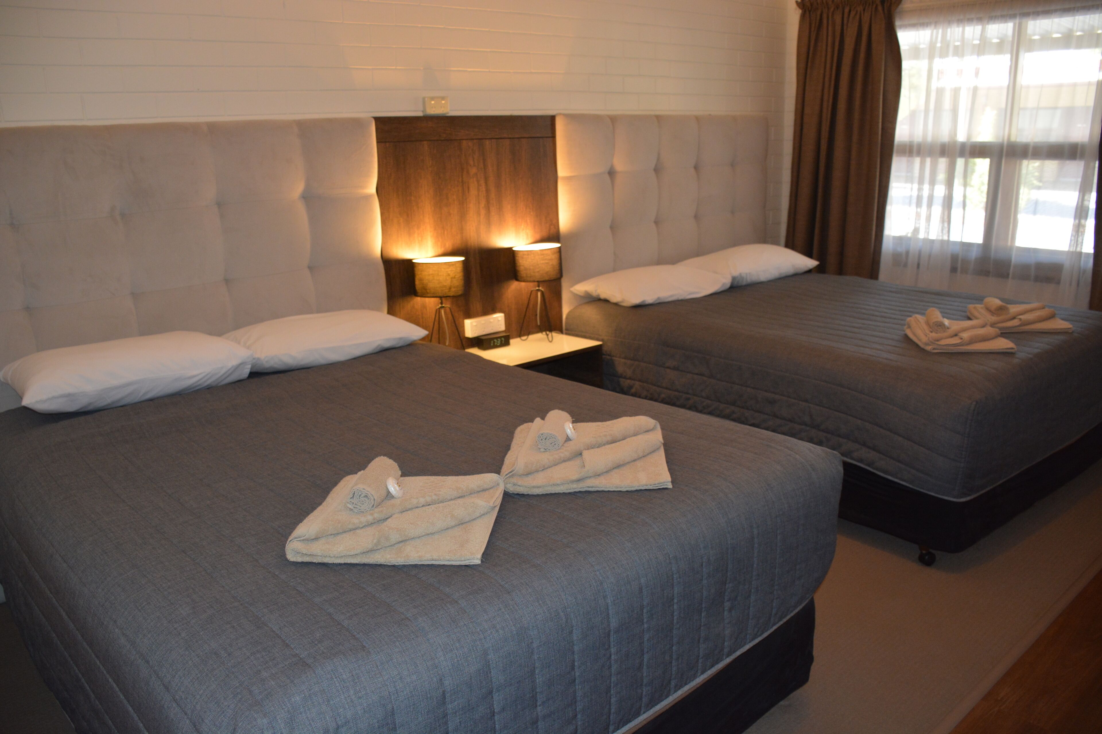 4 人部屋 | 遮光カーテン、アイロン / アイロン台、WiFi (無料)、ベッドシーツ