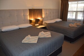 Habitación cuádruple | Cortinas opacas, tabla de planchar con plancha, wifi gratis