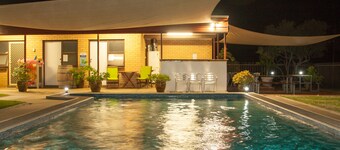 แองแกสตัน ไวน์ยาร์  ด โมเทล