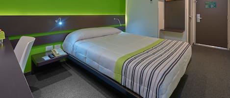 Escritorio, tabla de planchar con plancha, wifi gratis y ropa de cama