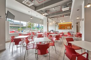 Bao gồm bữa sáng đầy đủ hàng ngày 