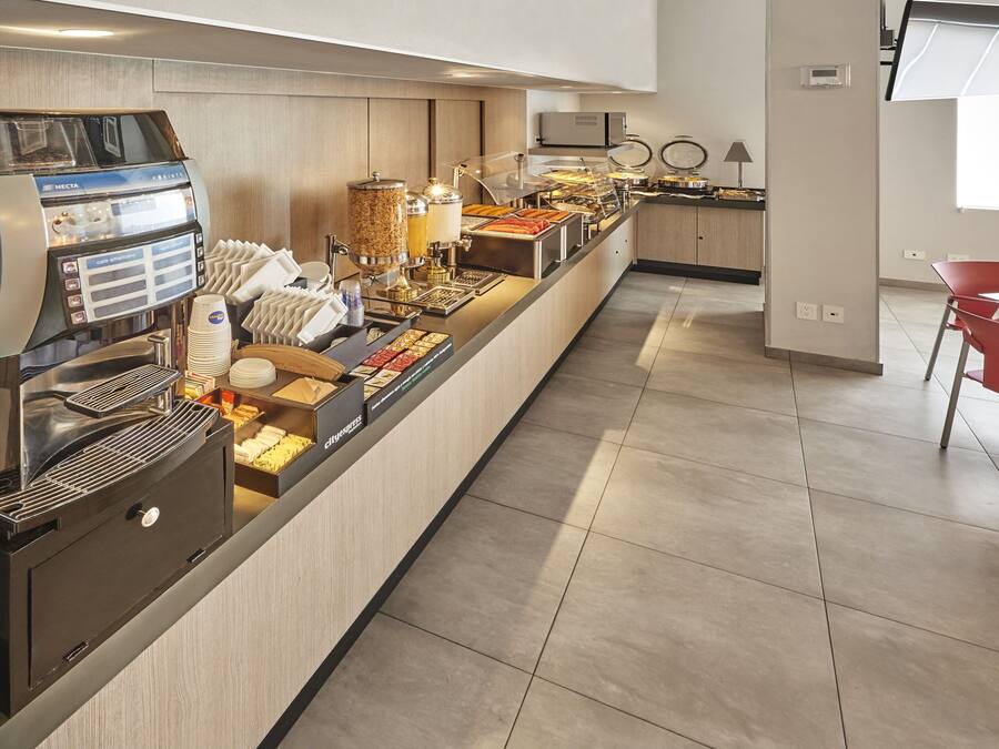 Café da manhã completo grátis todos os dias