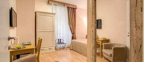 Classic Double or Twin Room | Living area