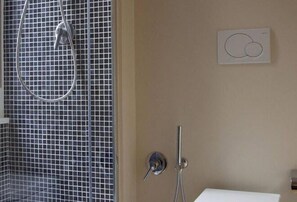 Ducha, artículos de tocador gratuitos, secador de pelo, toallas