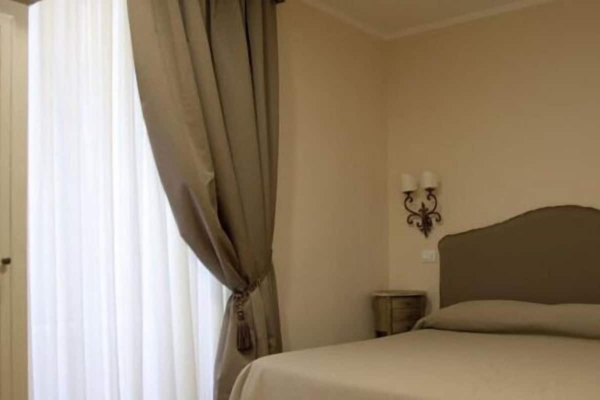 1 bedroom, premium bedding, in-room safe, desk