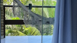 A room with a view of the ocean, a hammock, and a bed with a view. - Pousada Cavalo Marinho (Tibau do Sul)