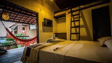 Habitación doble, Terraza, en el área del jardín | Minibar y caja de seguridad en la habitación