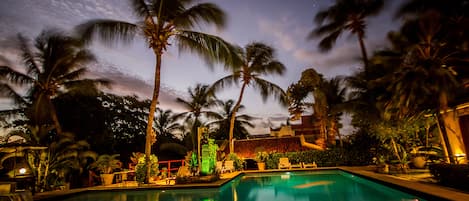 Outdoor pool, pool umbrellas, sun loungers