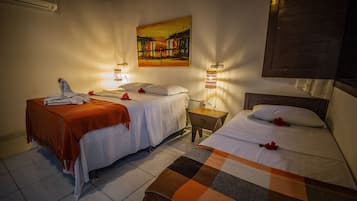 Habitación de hotel con dos camas, un cuadro en la pared y dos lámparas de noche.