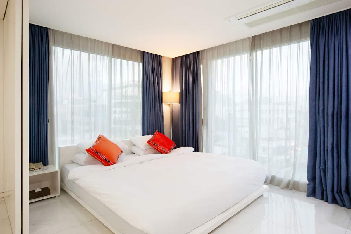 1 bedroom, premium bedding, individually furnished, desk