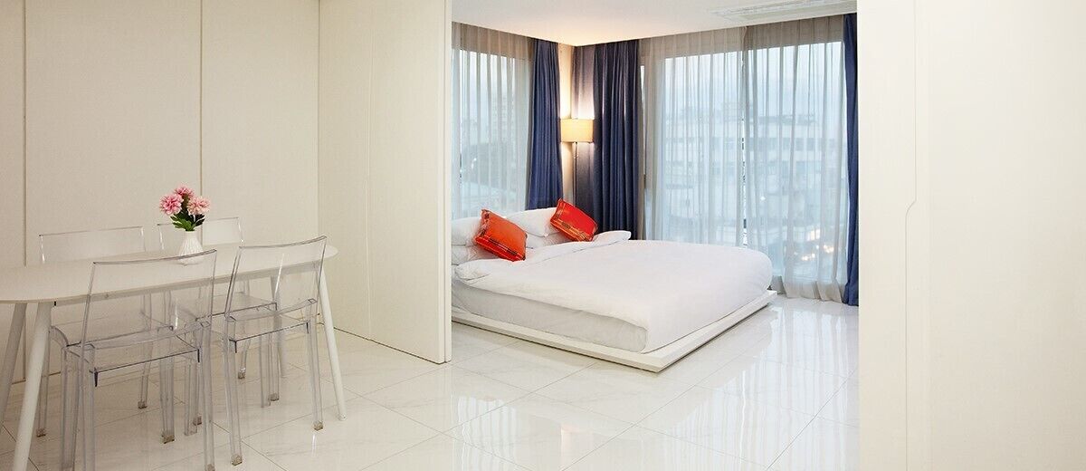 1 bedroom, premium bedding, desk, laptop workspace