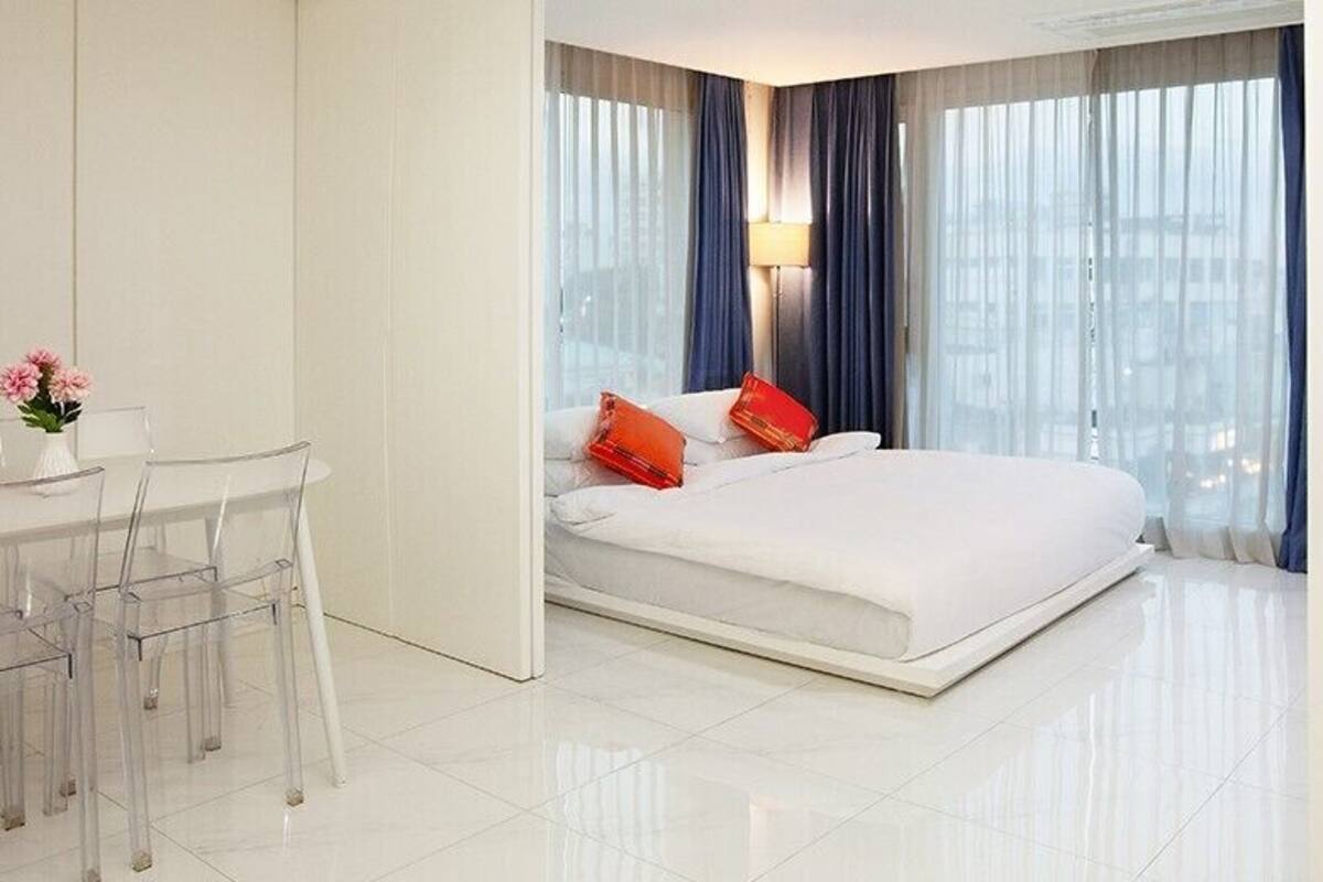 1 bedroom, premium bedding, desk, laptop workspace