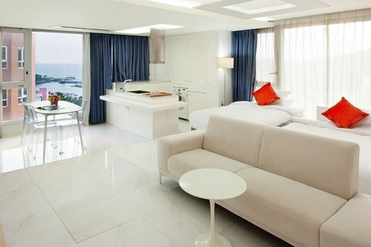 1 bedroom, premium bedding, desk, laptop workspace