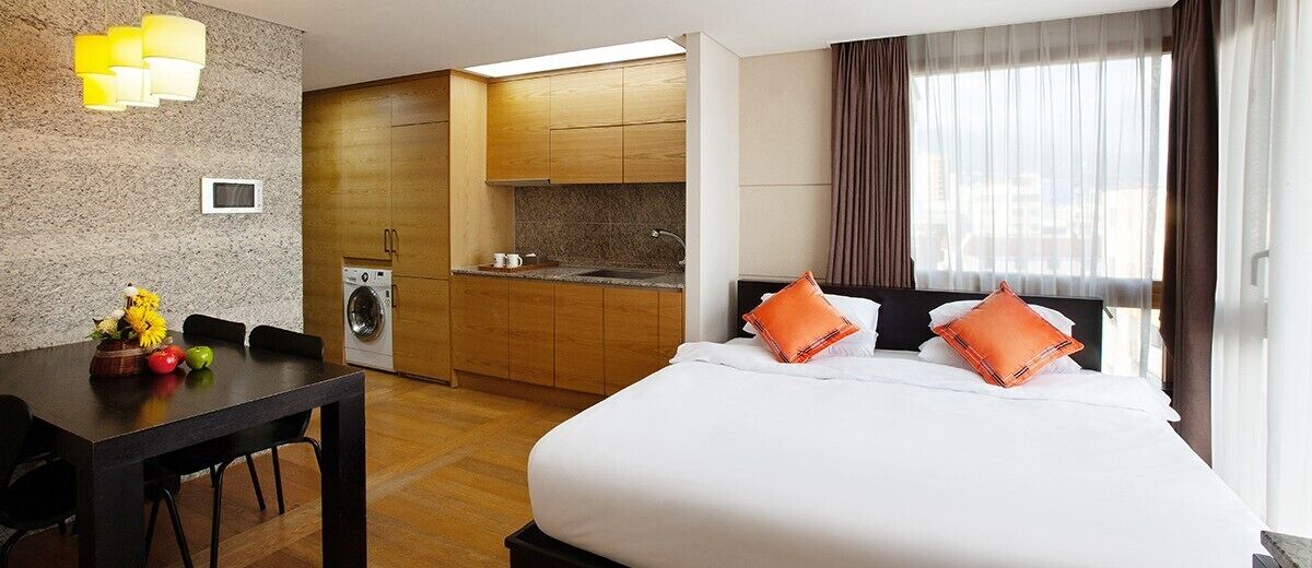 1 bedroom, premium bedding, desk, laptop workspace