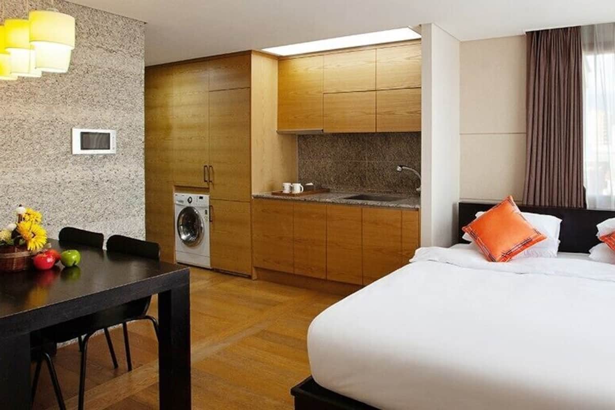 1 bedroom, premium bedding, desk, laptop workspace