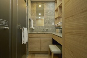 Ducha, secador de pelo, zapatillas y bidé