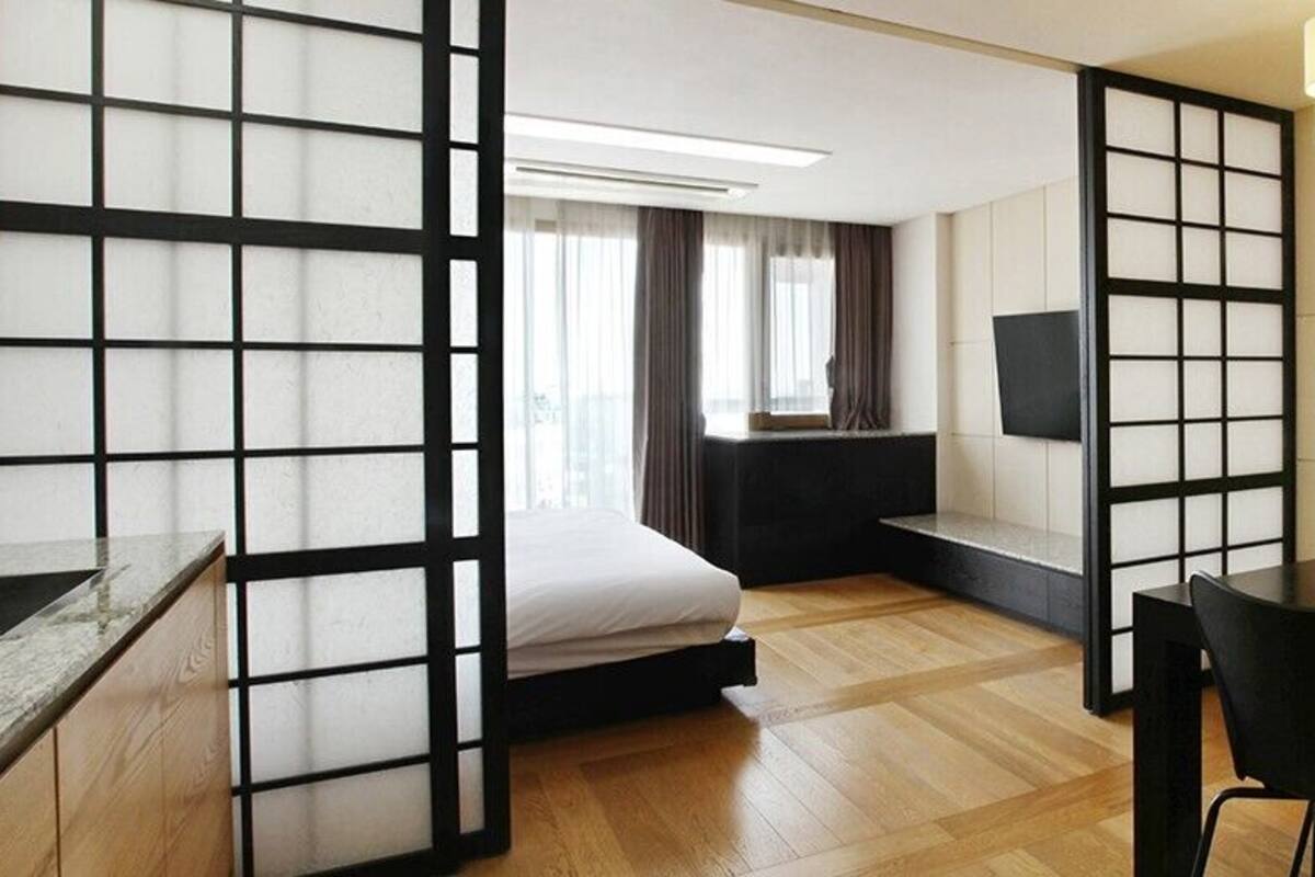 1 bedroom, premium bedding, desk, laptop workspace