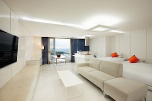 1 bedroom, premium bedding, desk, laptop workspace