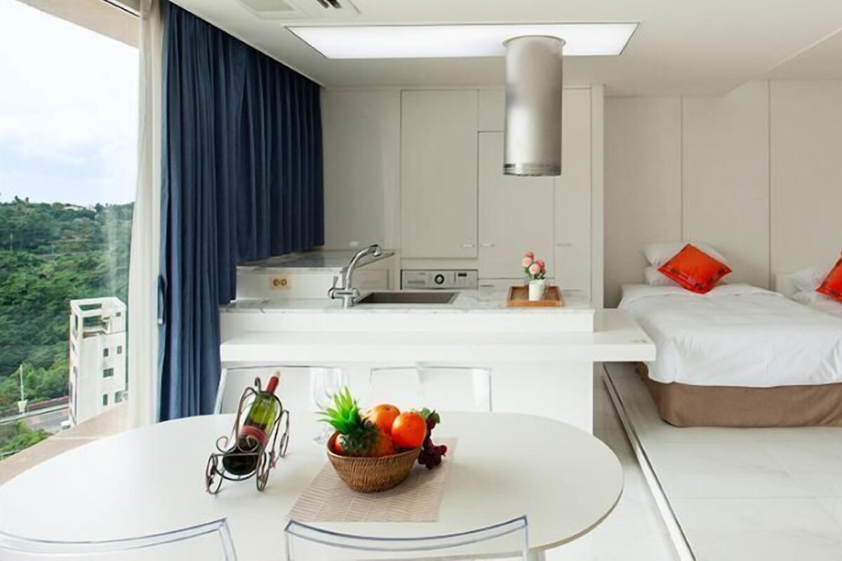 1 bedroom, premium bedding, desk, laptop workspace
