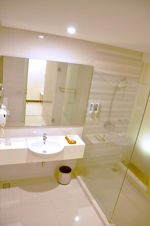 Shower, free toiletries, towels - Hotel Everbright Ambon (Ambon)