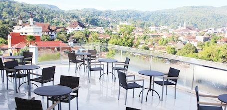 Se sirven desayunos, almuerzos y cenas; cocina internacional