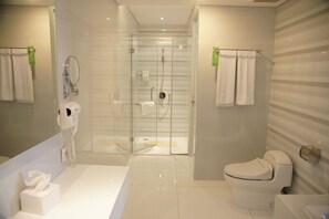 Shower, free toiletries, towels - Hotel Everbright Ambon (Ambon)