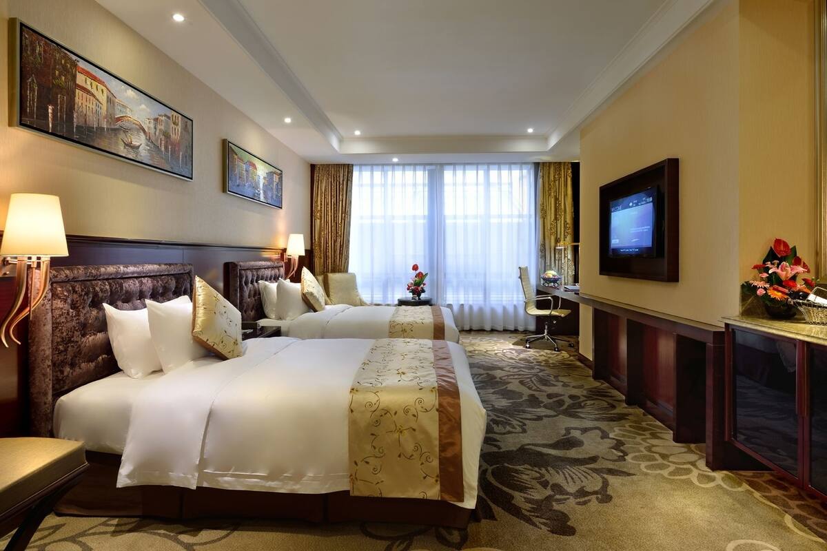 Business Room | Minibar, in-room safe, desk