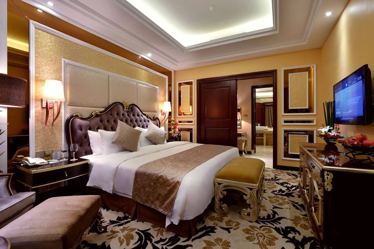 Executive Suite | Minibar, in-room safe, desk