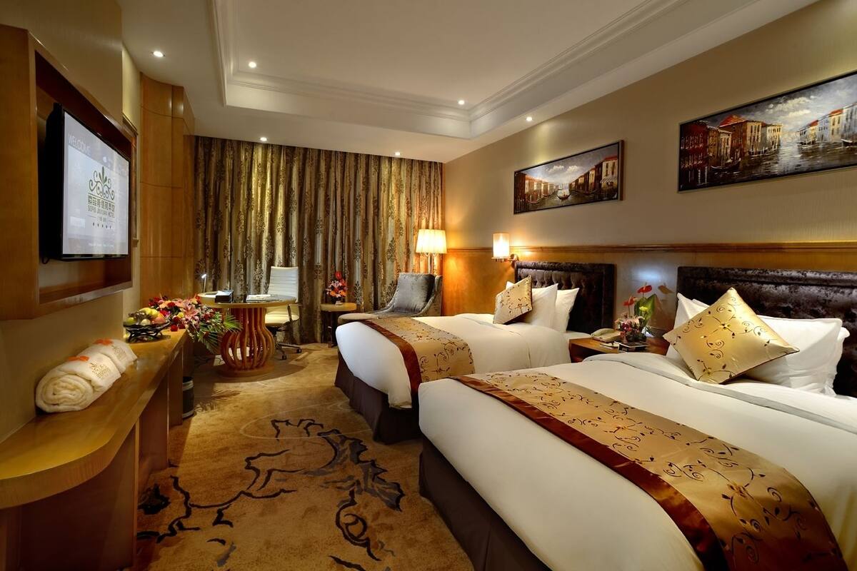 Premier Room | Minibar, in-room safe, desk