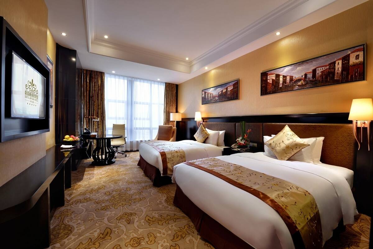 Executive Room | Minibar, in-room safe, desk
