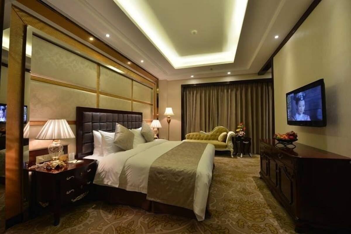 Premier Suite | Minibar, in-room safe, desk