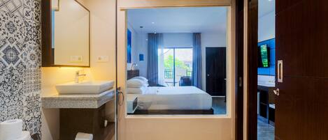 豪華客房, 1 張加大雙人床, 花園景觀 | 浴室 | 淋浴設備、環保盥洗用品、吹風機、拖鞋