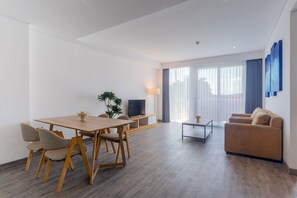 Junior Suite | Wohnbereich | 32-Zoll-LED-Fernseher mit Satellitenempfang, Fernseher