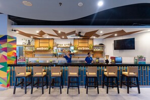 2 bars/lounges, swim-up bar, poolside bar - Kuta Beach Club Hotel (Kuta)