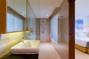 Quarto grand, 1 cama Queen, vista para a piscina | Banheiro | Chuveiro, produtos de toalete biodegradáveis