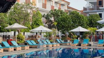 2 kolam renang outdoor, dengan payung kolam renang dan kursi berjemur